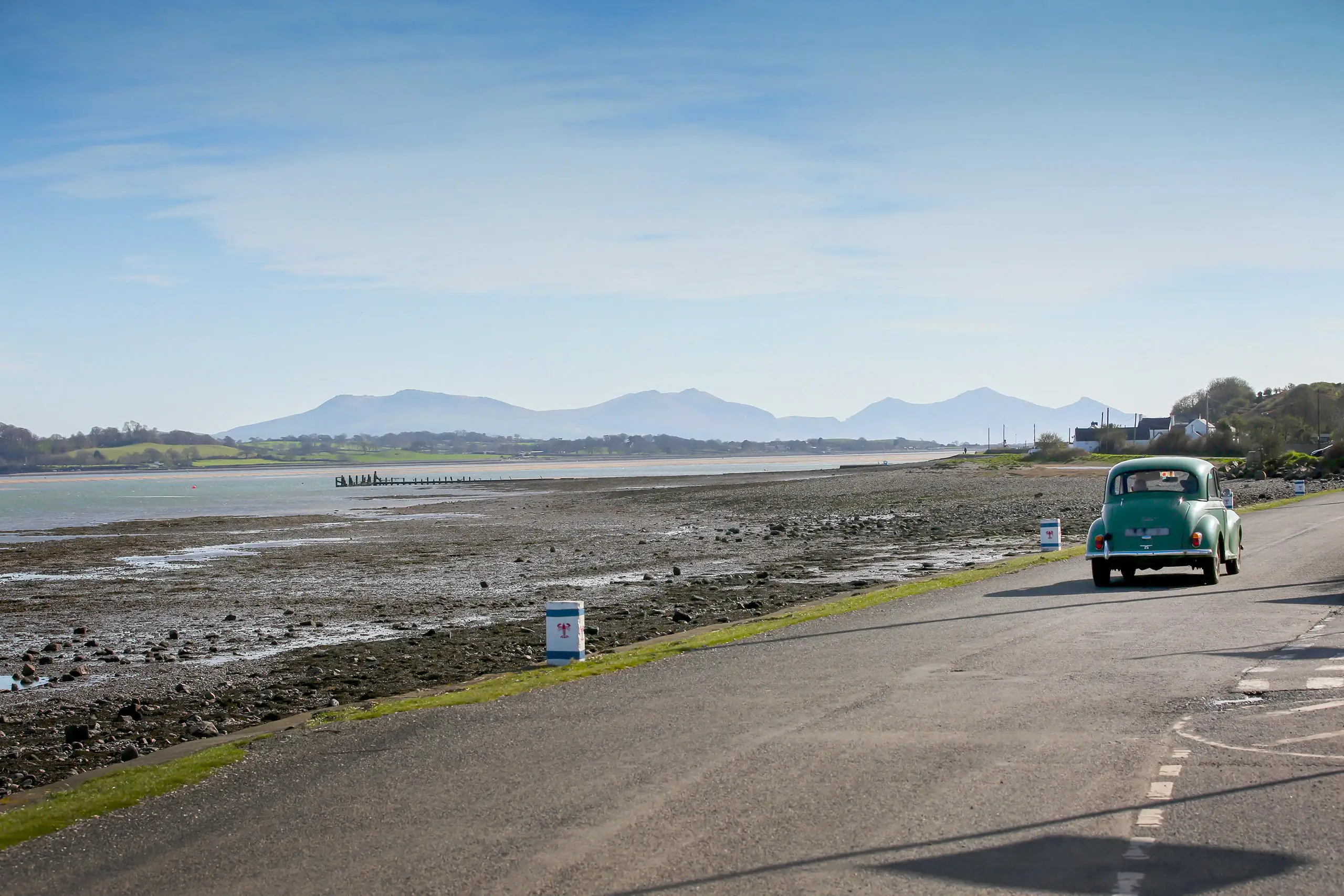 Hen gar Morris Minor ar y ffordd ger mynediad i Sw y Môr a Halen Môn, gydag olion Pier y Foel fferi ar y chwith