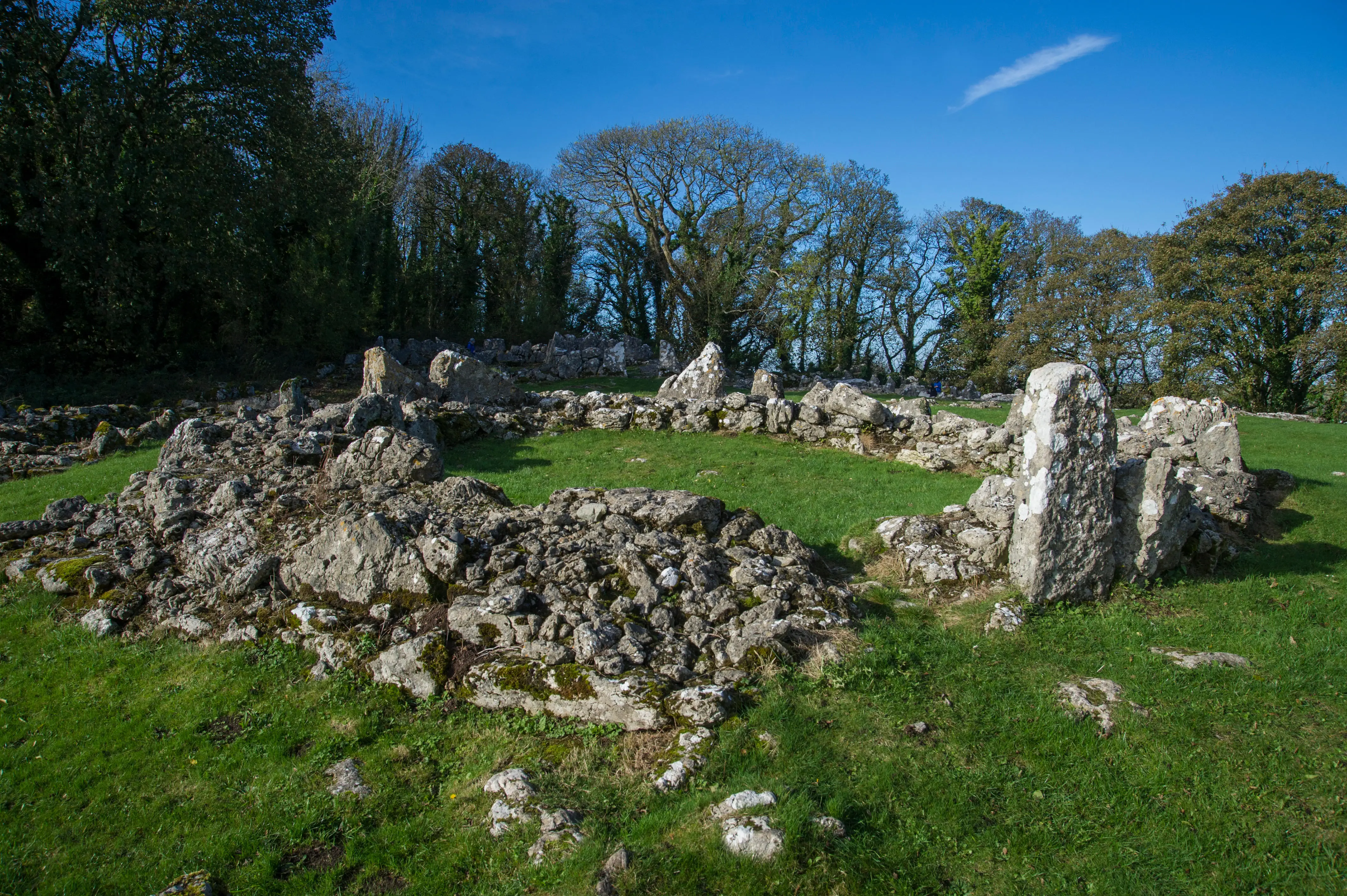 Gweddillion cwt Din Lligwy yn dangos amgylchyn carreg