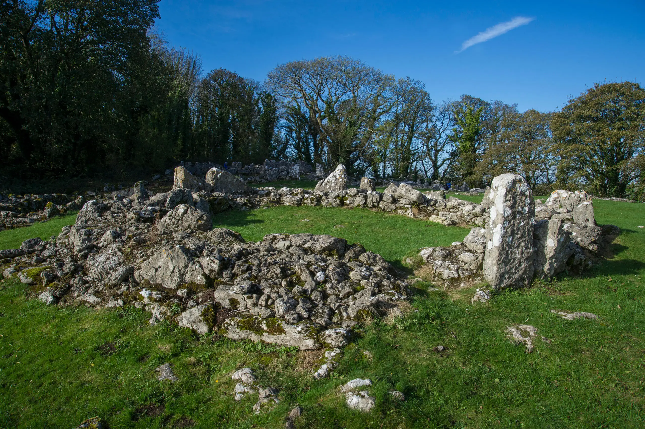 Gweddillion cwt Din Lligwy yn dangos amgylchyn carreg