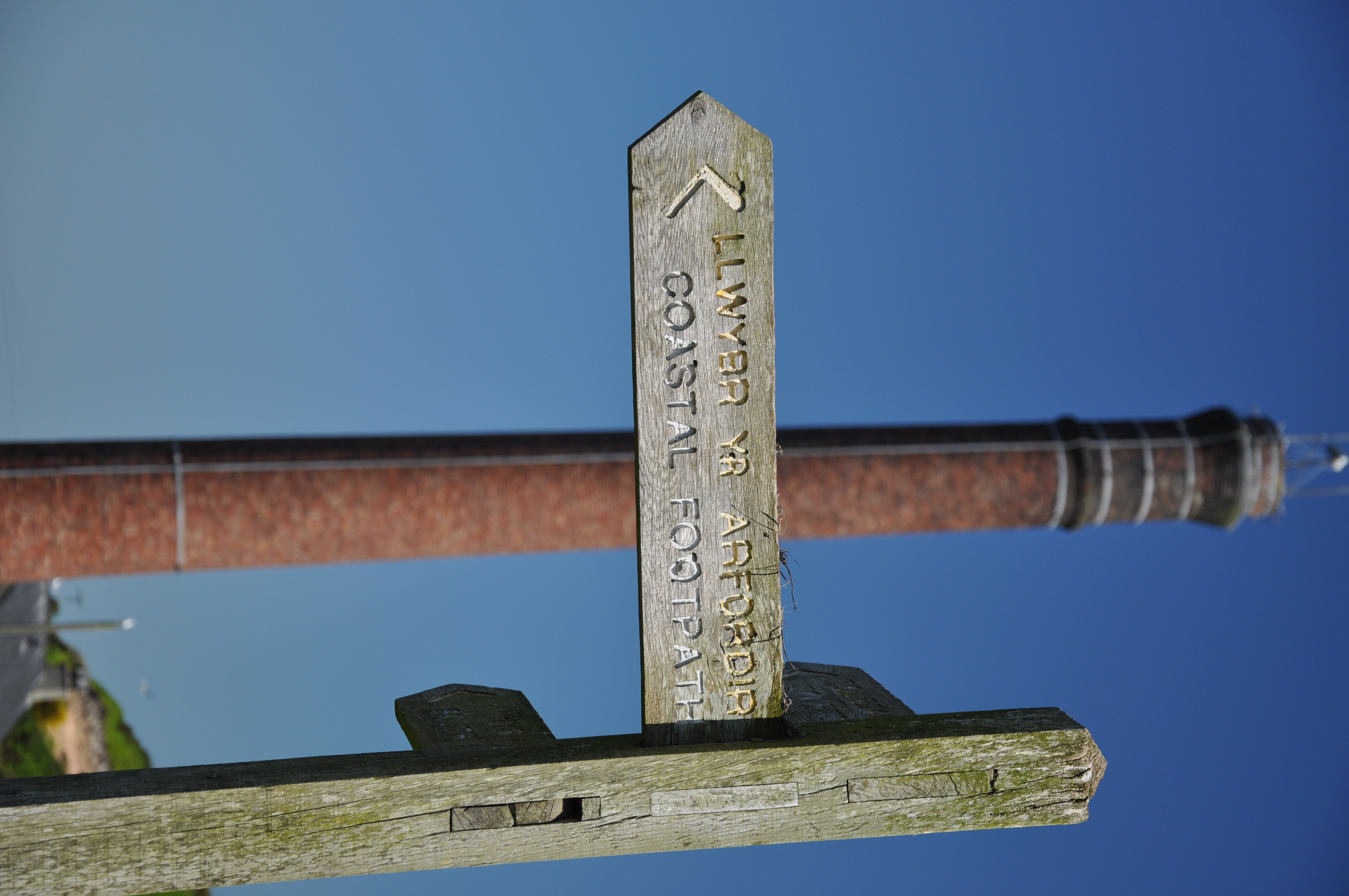 Mynegbost yn dangos llwybr troed a simnai parc morglawdd