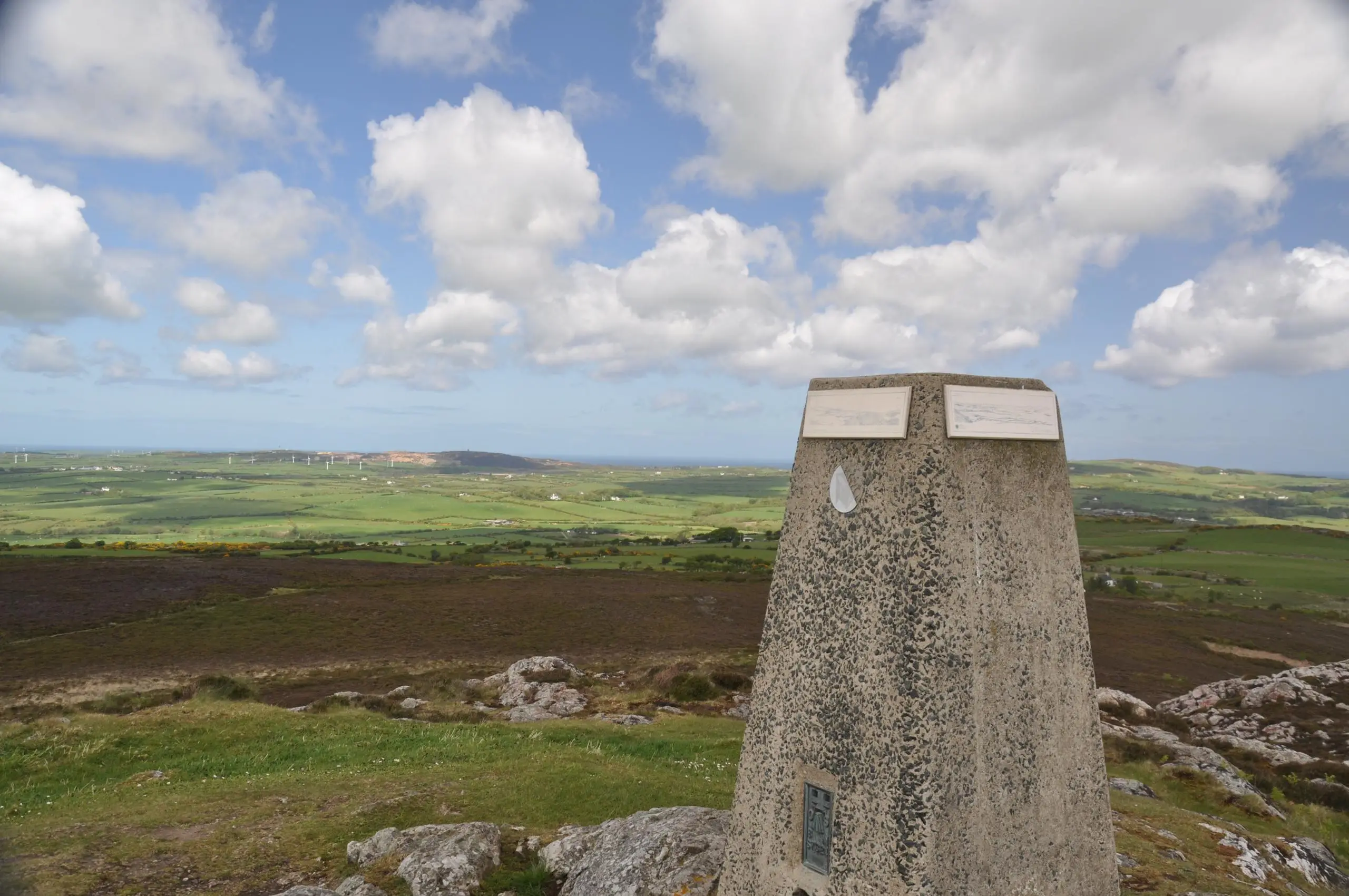 Pwynt trig ar ben mynydd bodafon yn edrych tuag at fynydd Parys a Môr Iwerddon