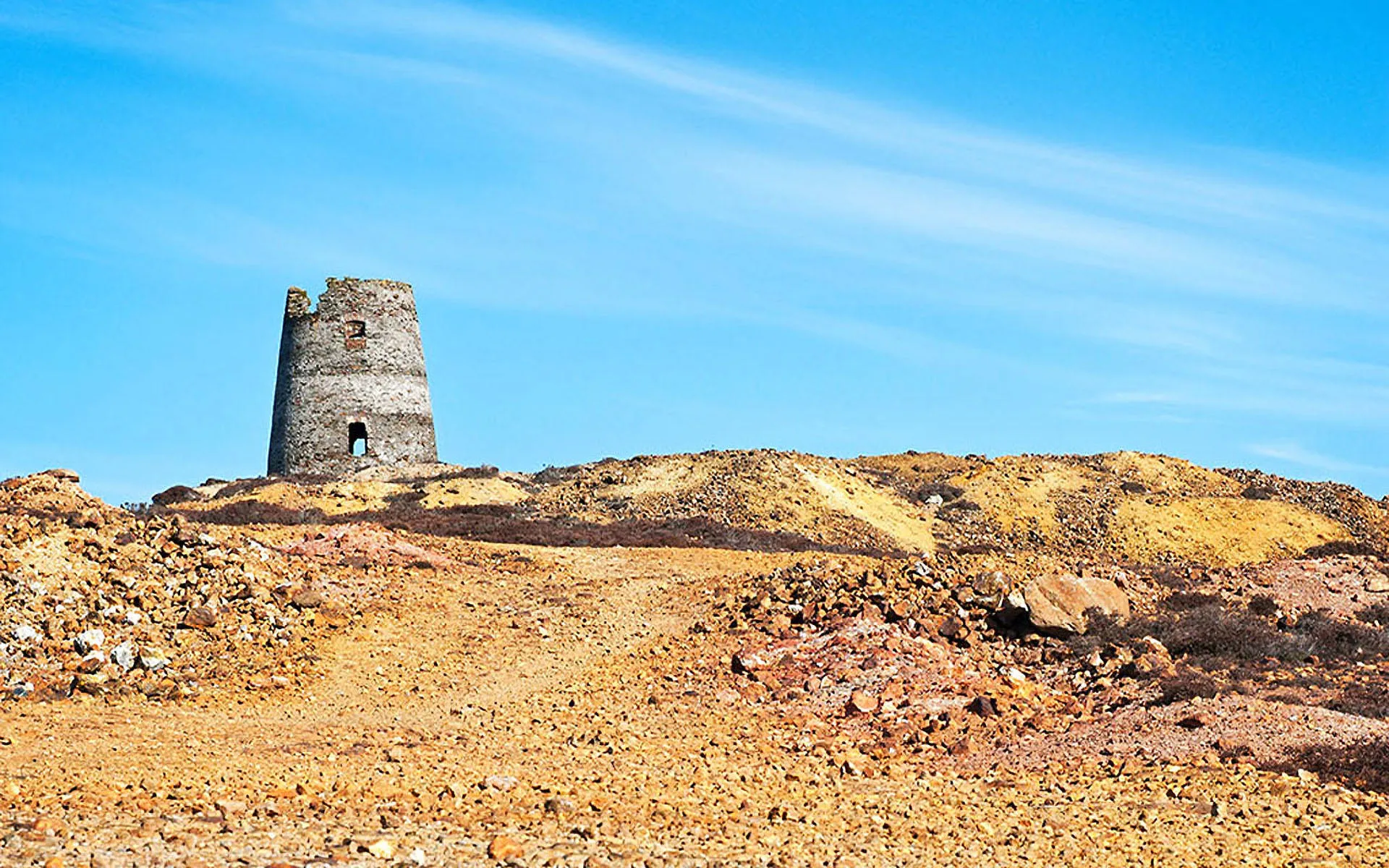 Melin wynt Mynydd Parys gyda awyr las yn y cefndir