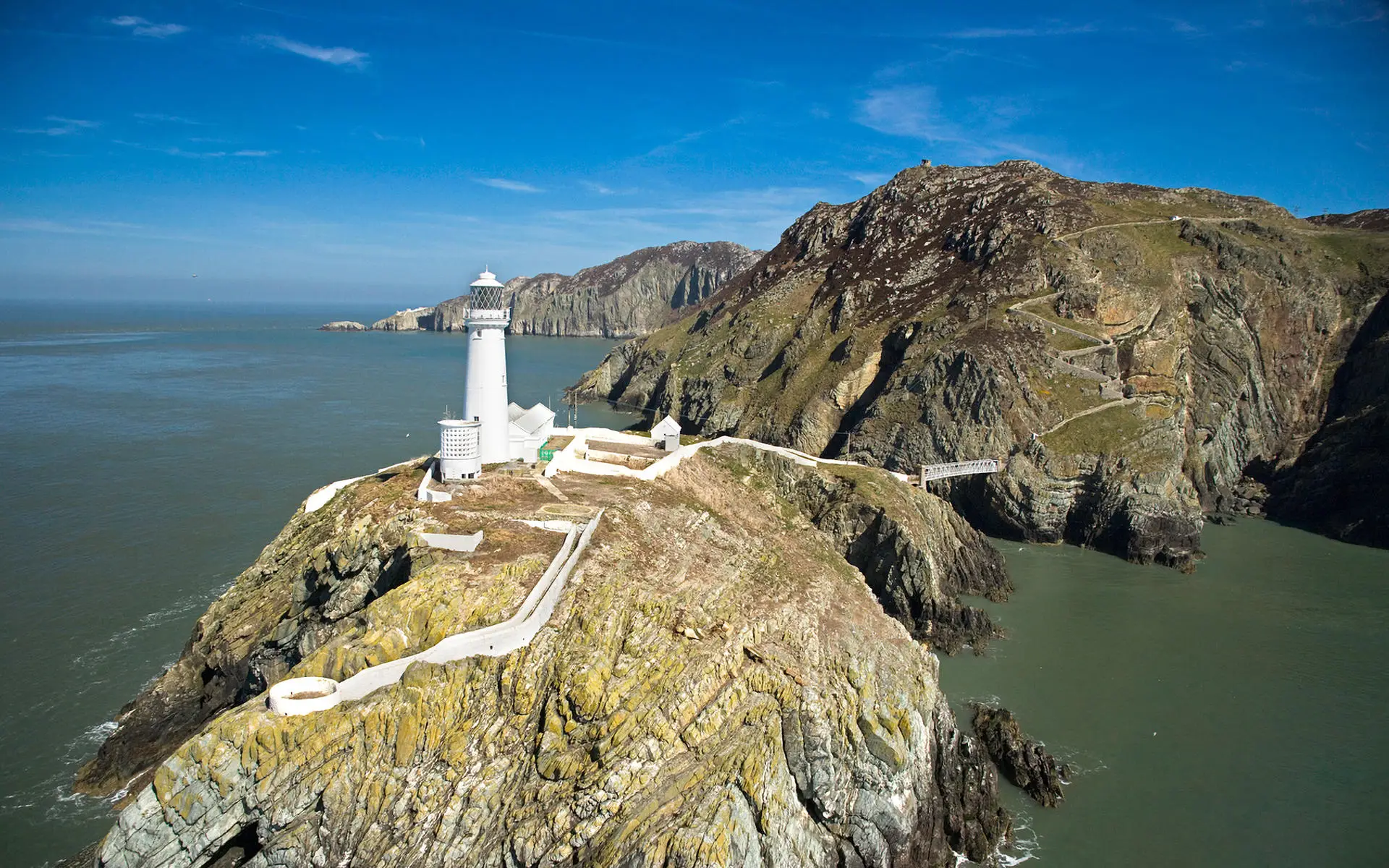 Goleudy Ynys Lawd gyda'r grisiau yn y cefndir