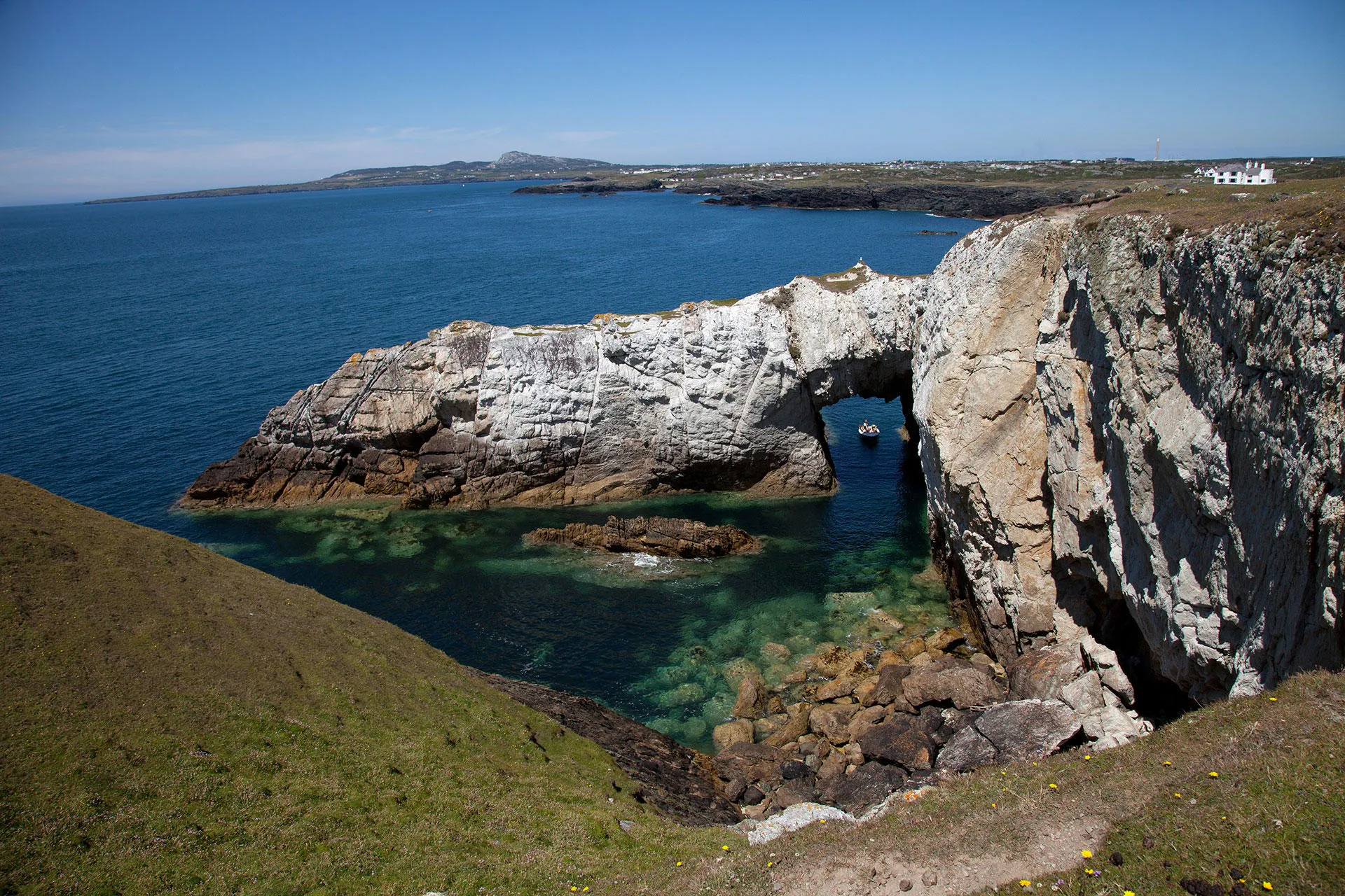 Arfordir gyda bwa môr ger Rhoscolyn