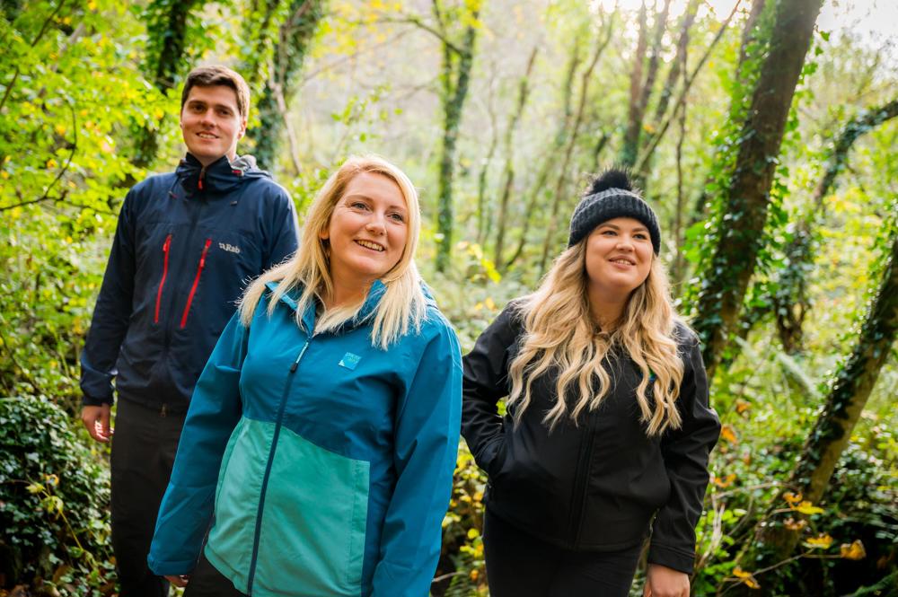 Pobl yn cerdded yn y coed