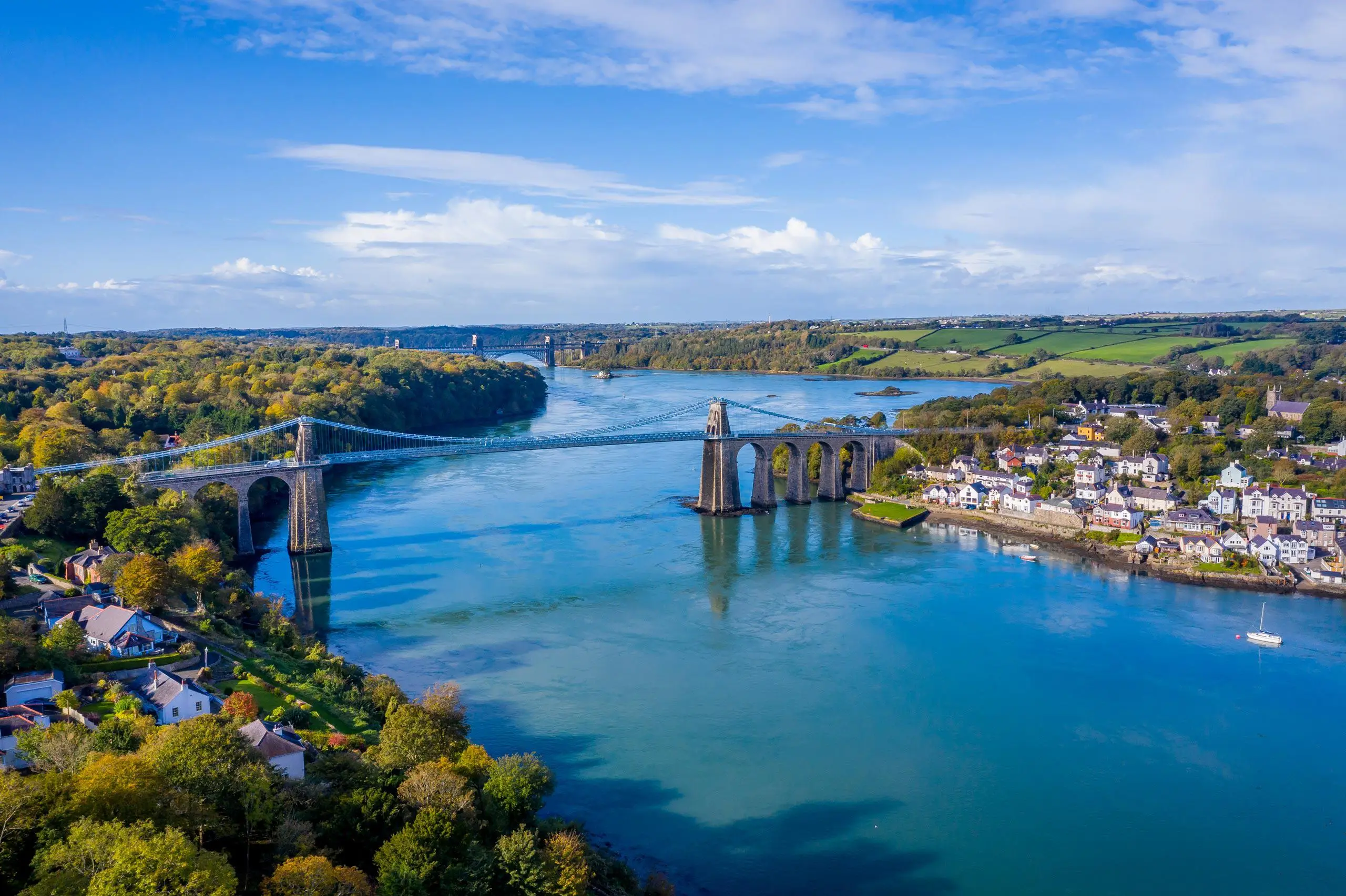 Awyrlun o Afon Menai yn dangos pont Menai yn y blaendir a phont Brittania y tu ôl