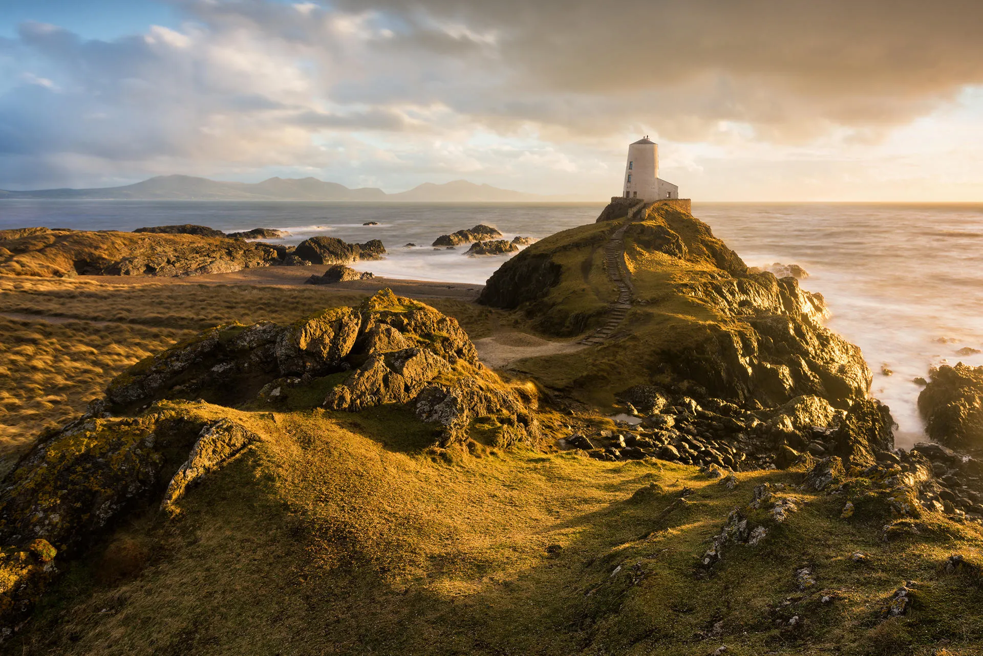 Y goleudy ar Ynys Llanddwyn ar fachlud haul