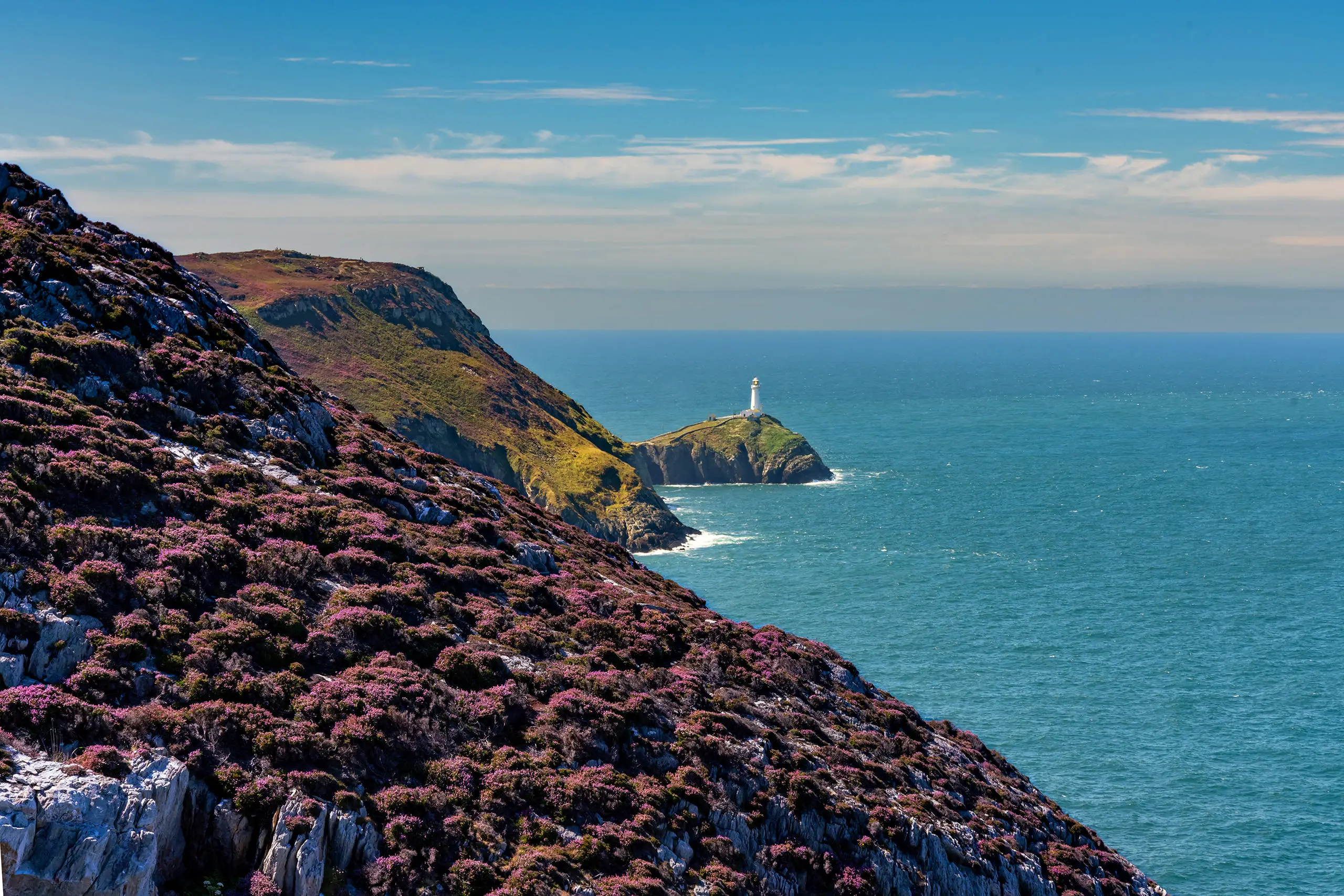 Golygfa o'r arfordir o amgylch Caergybi yn edrych tuag at Ynys Lawd