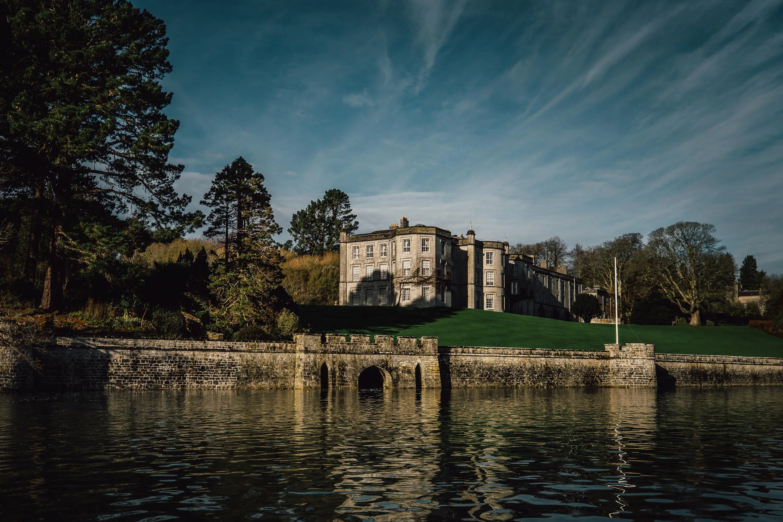 plas newydd o'r Fenai edrych i fyny o'r dŵr