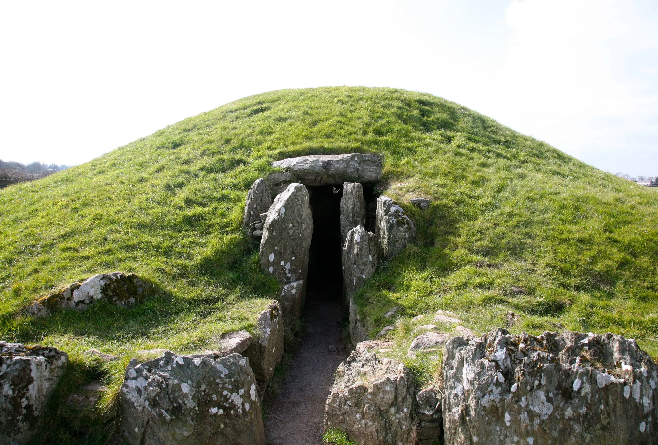 Tu allan i fynedfa siambr Bryn Celli Ddu