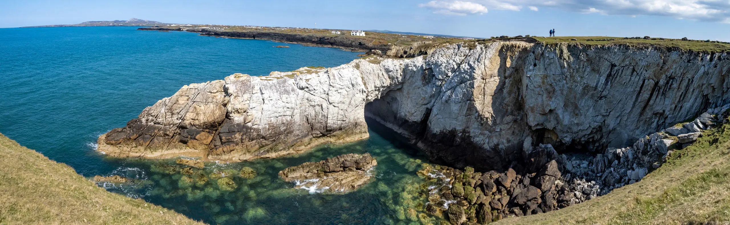 Arfordir gyda bwa môr ger Rhoscolyn 