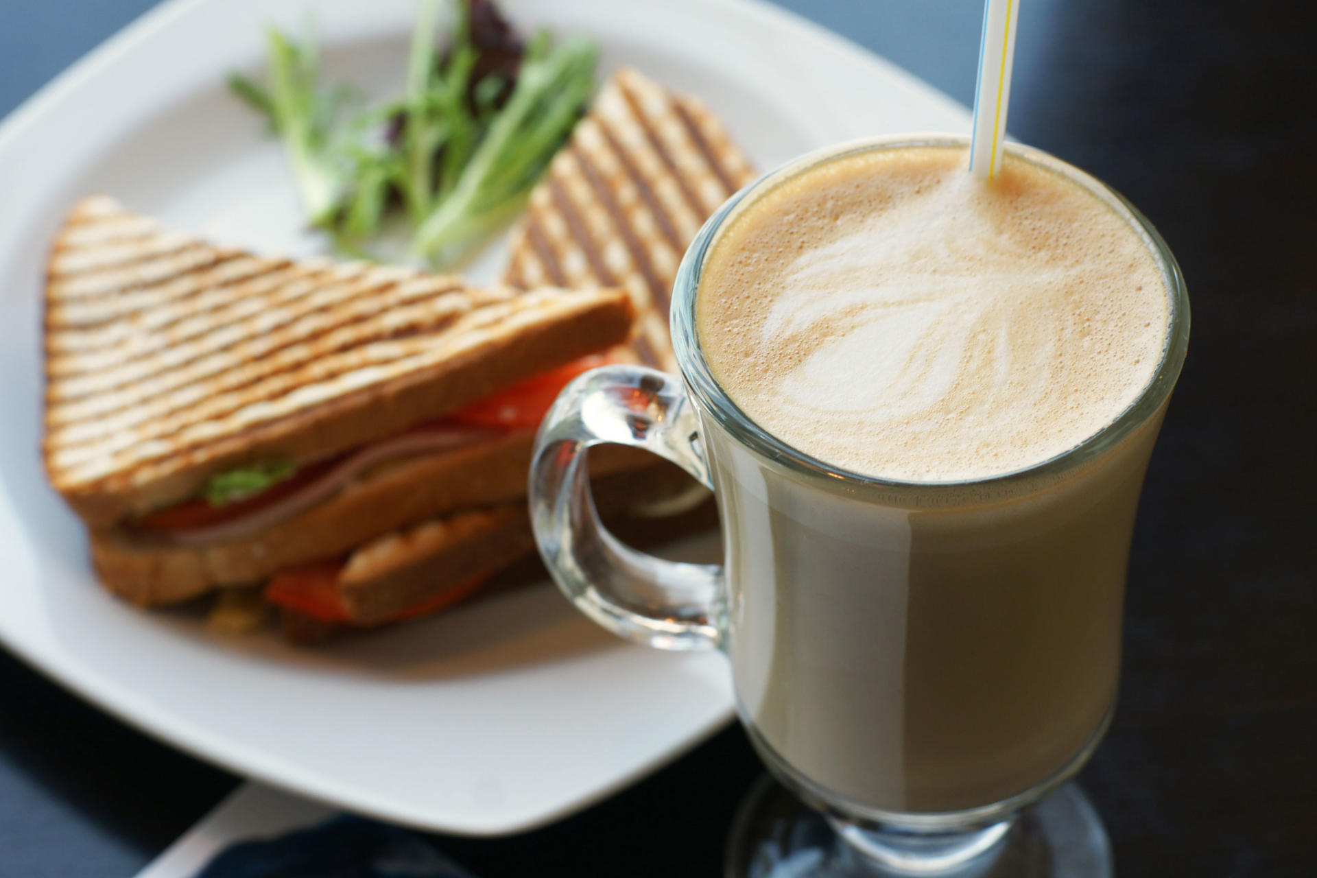 Coffi a brechdan