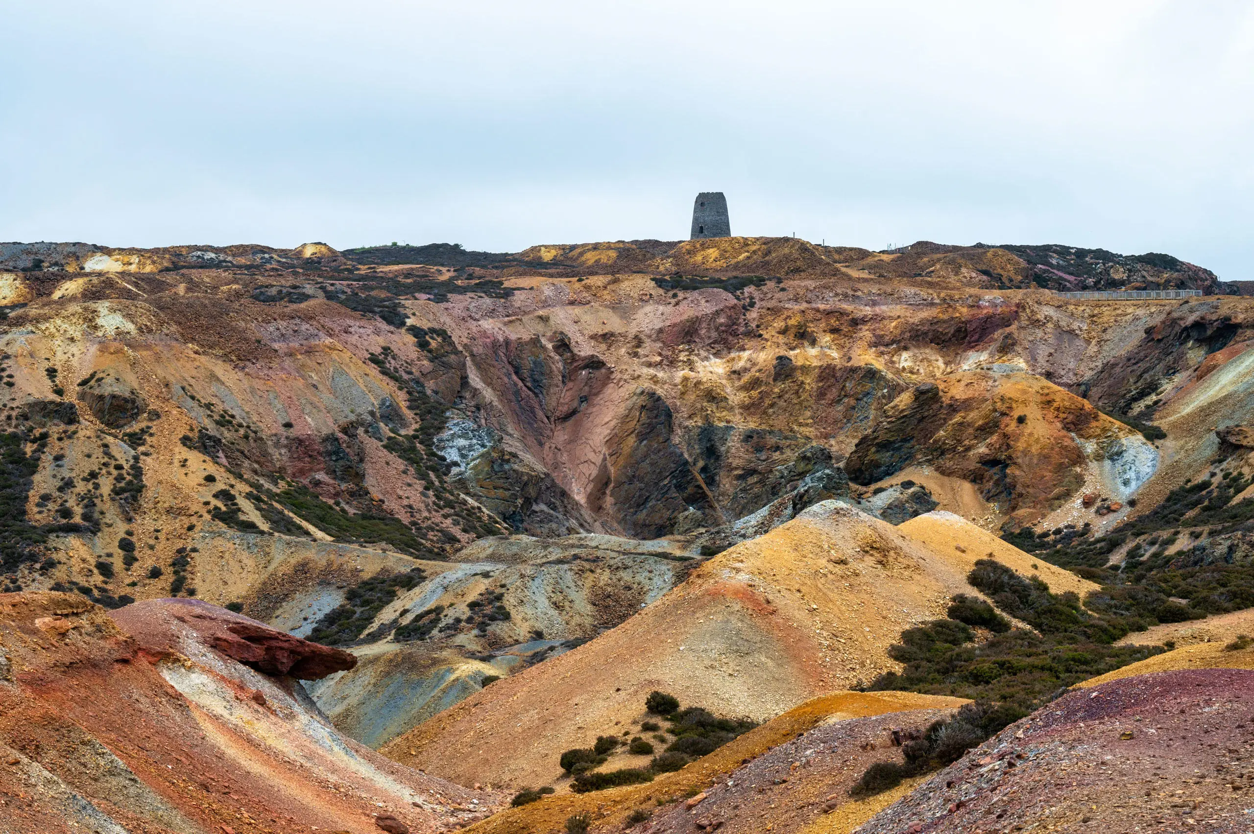 Tirwedd mwyngloddio copr lliwgar Mynydd Parys