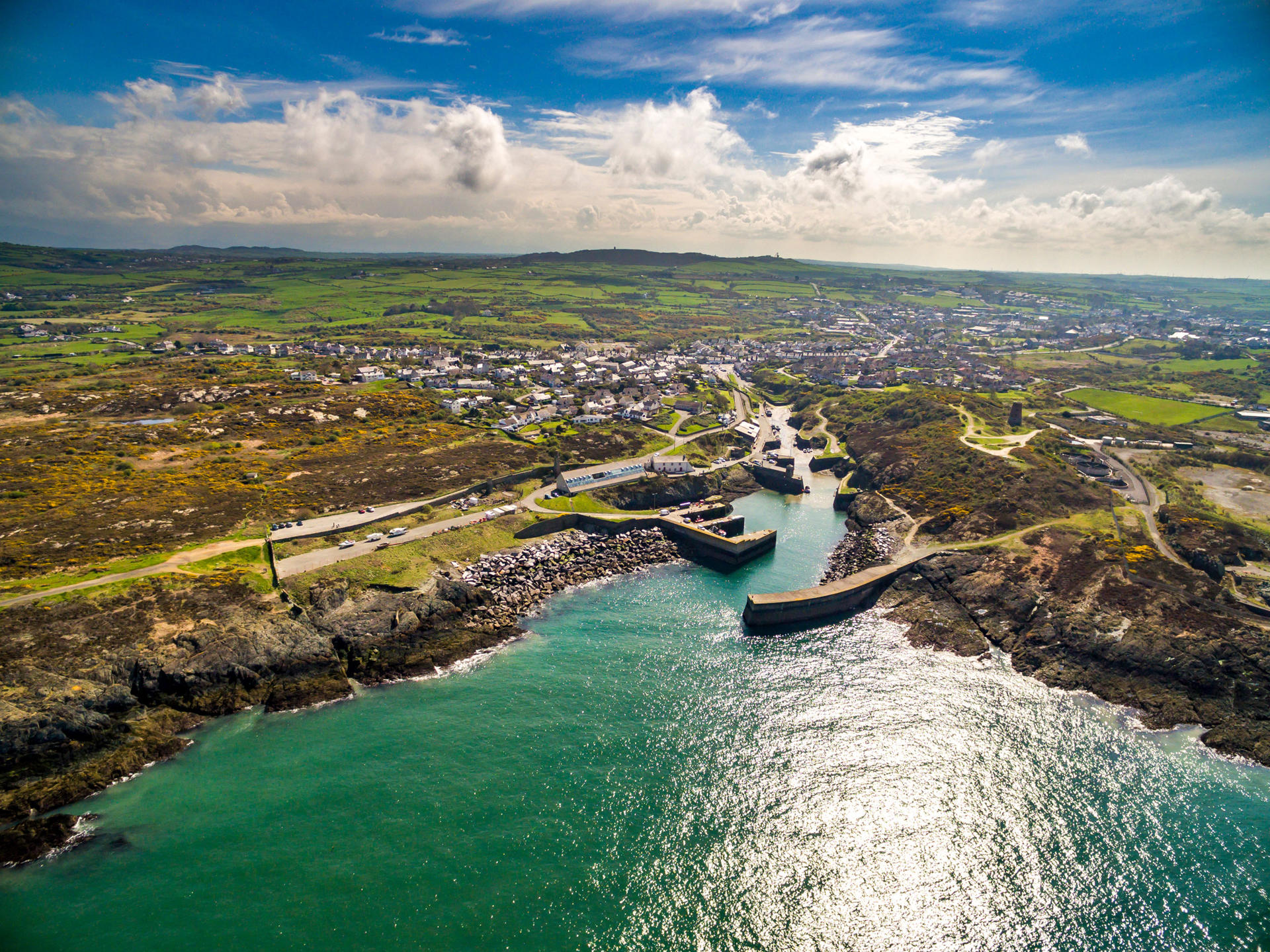 Golygfa o'r awyr o Borth Amlwch