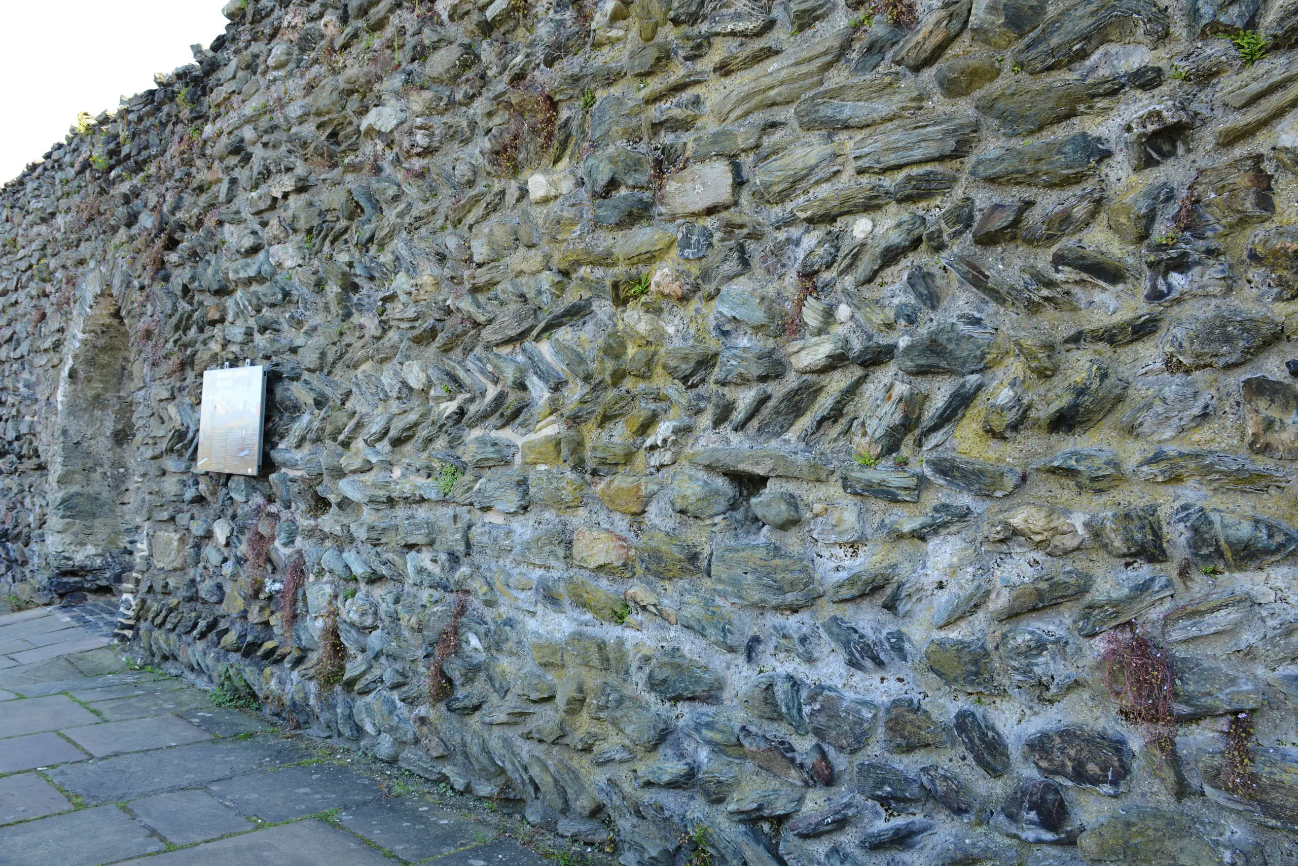 Mur caer Rufeinig yng Nghaergybi
