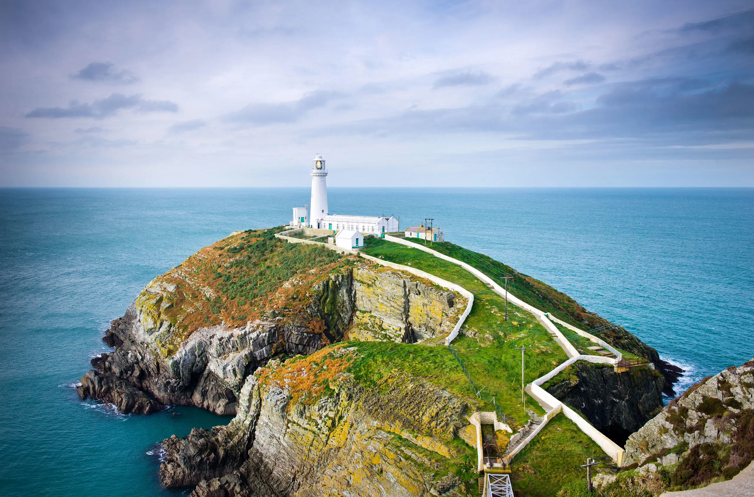 Ynys Lawd a'r goleudy gyda'r bont